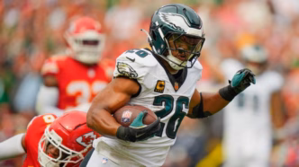 Jogadores do Philadelphia Eagles e New York Giants em campo, prontos para o jogo da NFL.