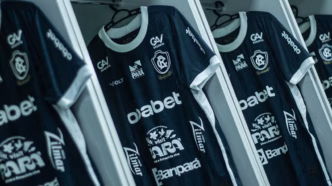 Em duelo da 34ª rodada da Série B, Remo enfrenta o Cuiabá na Arena Pantanal. A foto mostra um jogador do Remo em ação.