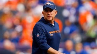 Sean Payton, técnico do Denver Broncos, em ação à beira do campo.