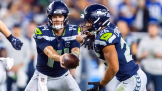 Jogadores do Seattle Seahawks em campo durante uma partida da NFL.