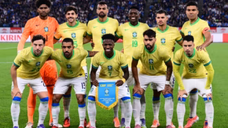 Seleção Brasileira perfilada antes de amistoso.