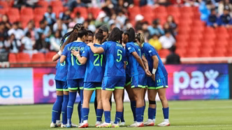 Seleção brasileira feminina em campo, focada na preparação para amistosos na Europa.