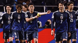 Seleção do Japão em campo durante amistoso contra o Paraguai.