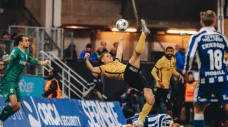 Mjällby celebra título inédito do Campeonato Sueco após vitória sobre o Goteborg.