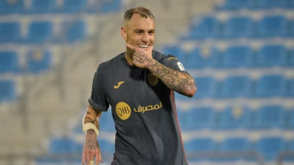 Róger Guedes comemora gol pelo Al-Rayyan no Campeonato do Catar.