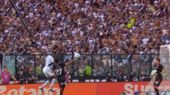 Raúl Cáceres, jogador do Vitória, em ação durante a partida contra o Vasco, em lance que gerou pênalti.