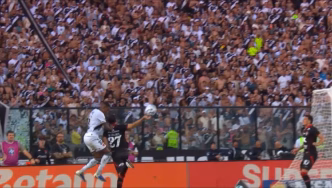 Raúl Cáceres, jogador do Vitória, em ação durante a partida contra o Vasco, em lance que gerou pênalti.