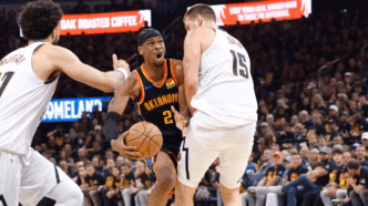 Shai Gilgeous-Alexander em ação pelo Oklahoma City Thunder, demonstrando sua habilidade.