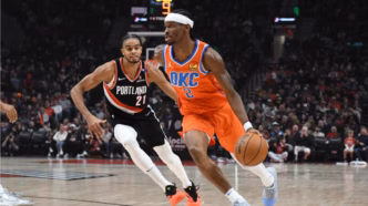 Shai Gilgeous-Alexander arremessa a bola de basquete pelo Oklahoma City Thunder em partida da NBA.