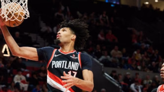 Shaedon Sharpe arremessando pela bola pelo Portland Trail Blazers.