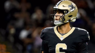 Tyler Shough em ação, quarterback dos New Orleans Saints.