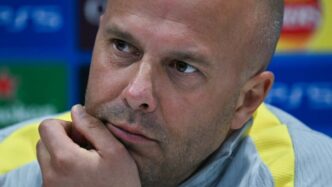 Arne Slot, técnico do Liverpool, comandando a equipe em uma partida.