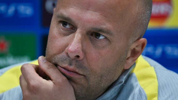 Arne Slot, técnico do Liverpool, comandando a equipe em uma partida.
