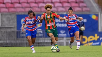 Jogadoras de Sampaio Corrêa e Fortaleza disputam bola na Arena Pernambuco durante partida da Copa Maria Bonita.