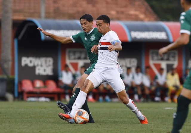 Jogadores do São Paulo comemoram gol contra o Guarani na semifinal do Paulistão Sub-20.