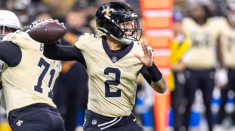 Spencer Rattler, quarterback do New Orleans Saints, em ação durante jogo da NFL.