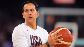 Erik Spoelstra, técnico do Miami Heat, em ação durante um jogo da NBA.