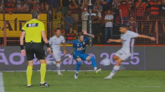 Raphael Claus, árbitro, analisa o VAR para anular gol do Fluminense contra o Sport por falta de Ignácio em Barletta.