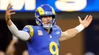 Matthew Stafford lançando a bola em uma partida da NFL.