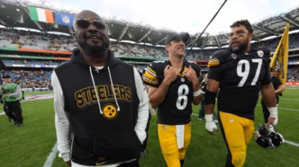 Jogadores do Pittsburgh Steelers comemoram em campo.