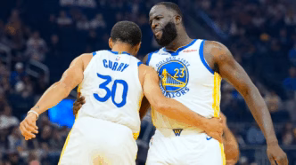 Stephen Curry e Draymond Green em ação pelo Golden State Warriors