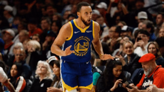 Stephen Curry arremessando para três pontos com os Golden State Warriors.