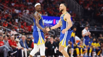 Stephen Curry e Jimmy Butler em quadra durante partida da NBA.
