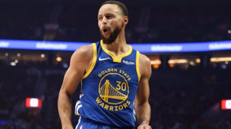 Stephen Curry do Golden State Warriors em ação durante uma partida da NBA.