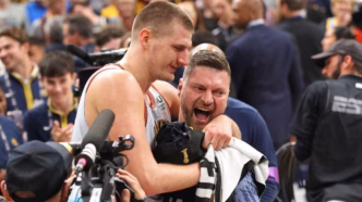 Strahinja Jokić em uma partida de basquete durante jogo dos Denver Nuggets.