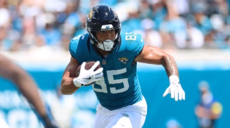 Brenton Strange dos Jaguars em campo durante a partida contra o Kansas City Chiefs.