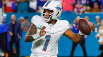 Tua Tagovailoa, quarterback canhoto do Miami Dolphins, em ação na NFL.