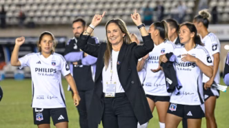 Tatiele Silveira, treinadora brasileira do Colo-Colo, comemora classificação na Libertadores Feminina.
