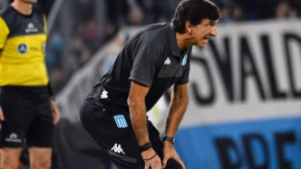 Técnico Gustavo Costas em treino do Racing