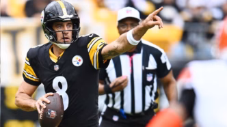 Aaron Rodgers em ação pelo Pittsburgh Steelers.