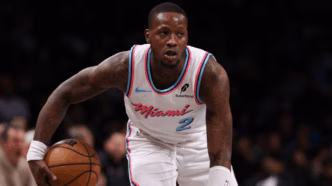 Terry Rozier, jogador da NBA, em quadra durante partida.