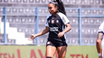 Thaís Regina, zagueira do Corinthians, em ação com a bola.