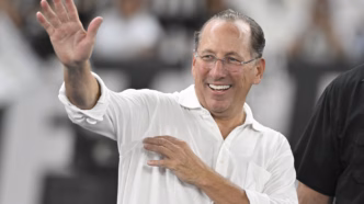 John Textor assistindo à partida entre Botafogo e Vasco no estádio.