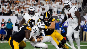 T.J. Watt em ação pelos Pittsburgh Steelers em partida contra os Bengals.