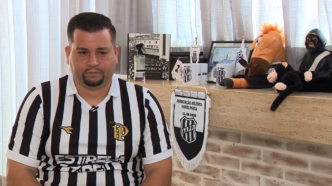 Torcedor Plínio Palmeira em foto que revela ajuda financeira ao elenco da Ponte Preta.