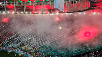 Torcida do Fluminense em festa com pó de arroz em jogo da Copa do Brasil 2025, demonstrando apoio ao time.