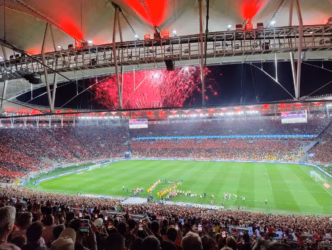 Torcida do Flamengo no Maracanã em jogo da Libertadores, ação de Outubro Rosa.