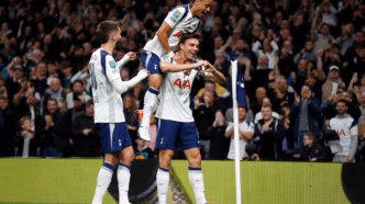 Xavi Simons com a camisa do Tottenham em campo.