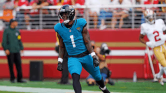 Travis Etienne Jr., running back do Jacksonville Jaguars, correndo com a bola.