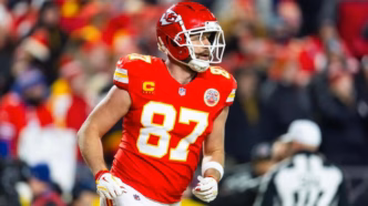 Travis Kelce dos Kansas City Chiefs em campo, um dos principais alvos de jardas recebidas.