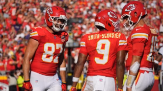 Patrick Mahomes e Travis Kelce dos Kansas City Chiefs em ação.