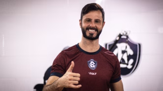 Marcelo Rangel em ação durante treino do Remo, com o uniforme azul.