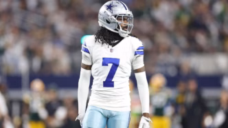 Trevon Diggs jogando como cornerback para os Dallas Cowboys.
