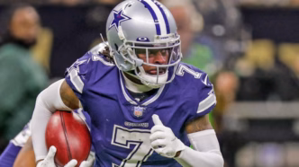 Trevon Diggs dos Dallas Cowboys em campo, demonstrando foco.