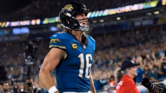 Trevor Lawrence comemora touchdown em vitória dos Jaguars sobre os Chiefs.