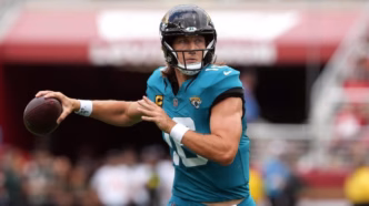 Trevor Lawrence, quarterback do Jacksonville Jaguars, em campo.